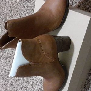 Women's size 10 Clark's booties